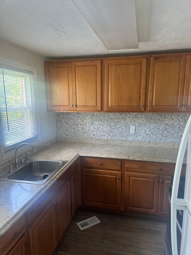 Building Photo - 237 Collins Dr