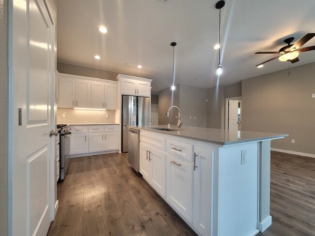 Foto del edificio - 1353 Molly Ave