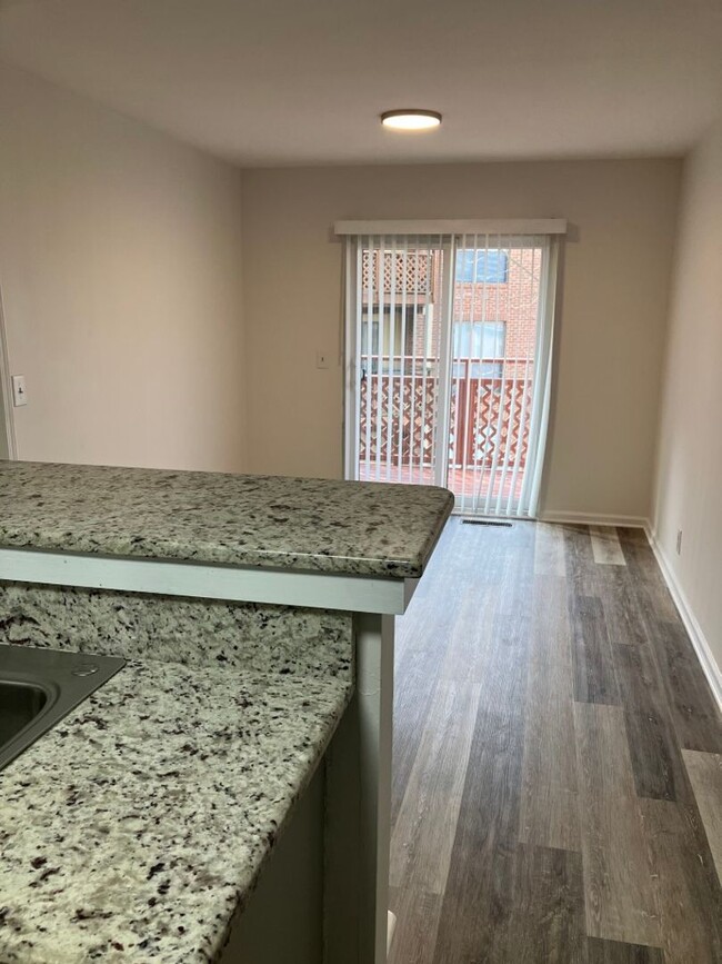 Building Photo - Newly renovated condo in Donelson