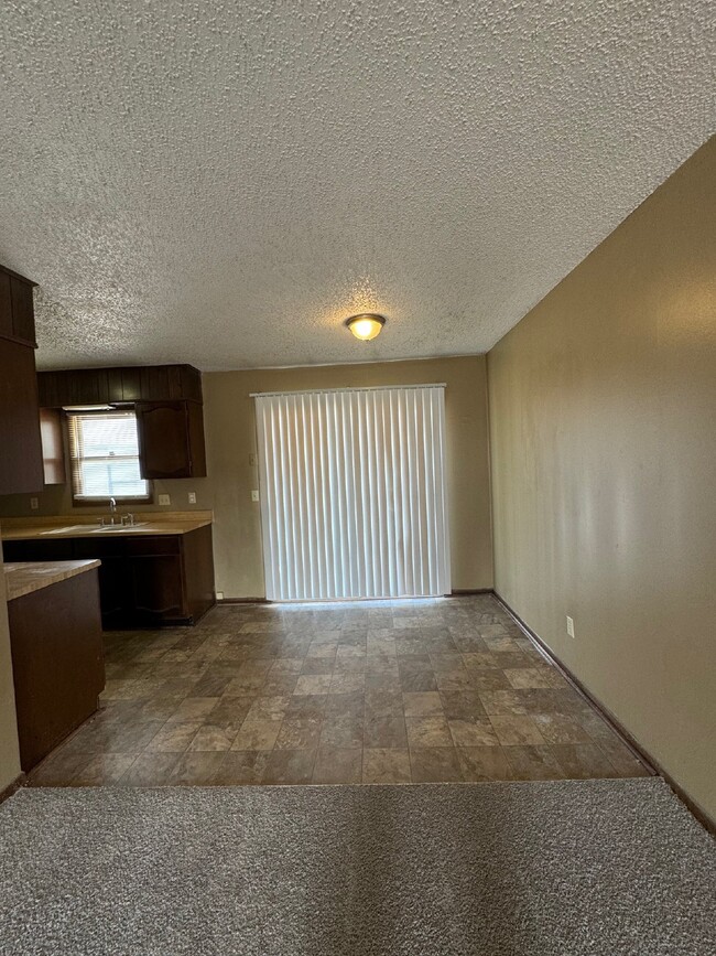 Building Photo - Upstairs 2 bedroom, 1 Bathroom apartment