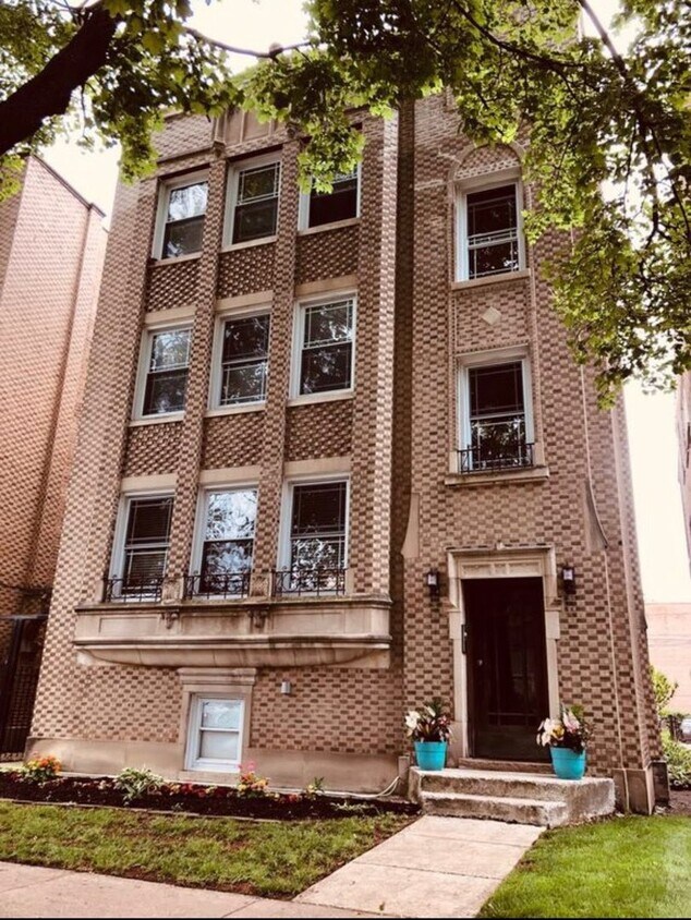 6549 N Mozart St Unit 1, Chicago, IL 60645 Condo for Rent in Chicago