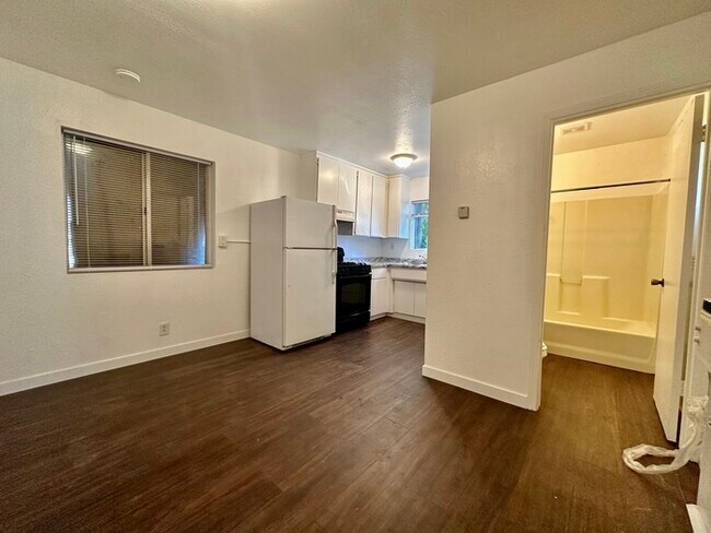 Foto del edificio - 5887 Riverside Dr