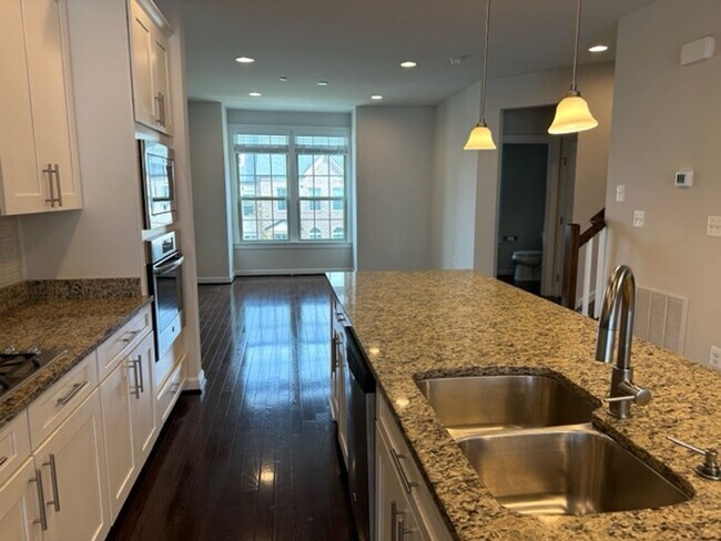 Building Photo - Gorgeous 4-Bed 3.5-Bath Townhouse next to ...