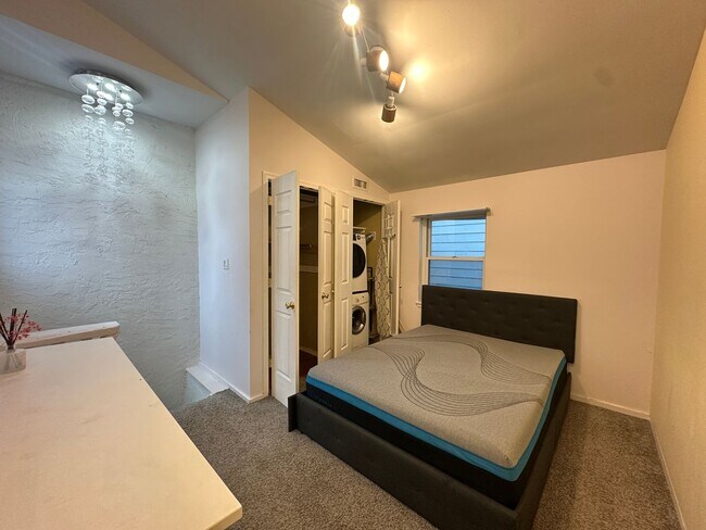 Foto del edificio - 2B1B three story town house with finished basement