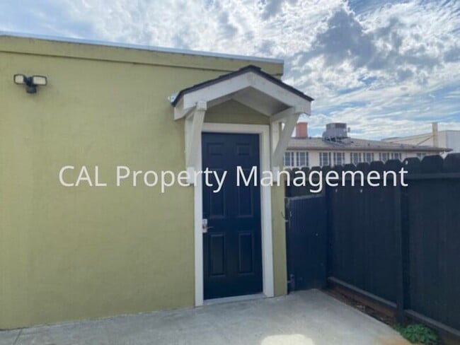Building Photo - Stylish Modern Studio in Salinas, CA!