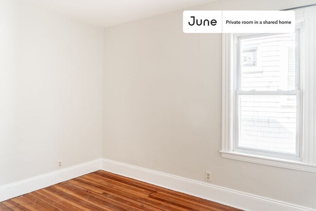 Foto del edificio - Private bedroom in 5 bed/1 bath Home