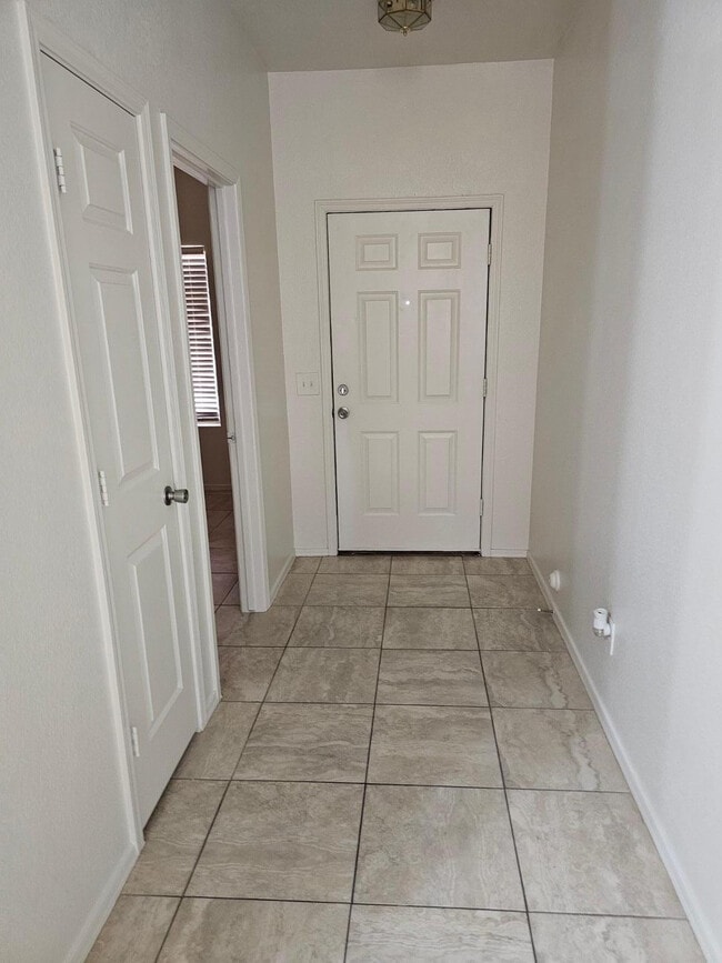 Building Photo - 814 W Cholla St