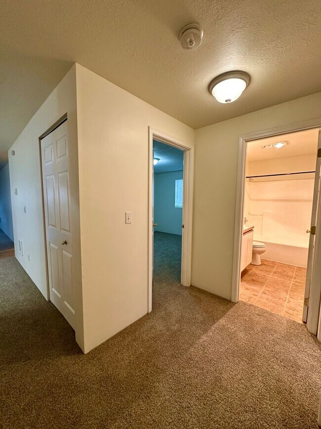 Foto del edificio - *** $800 OFF 1st Month *** Charming Duplex in Redmond, OR! 611 NE Larch!