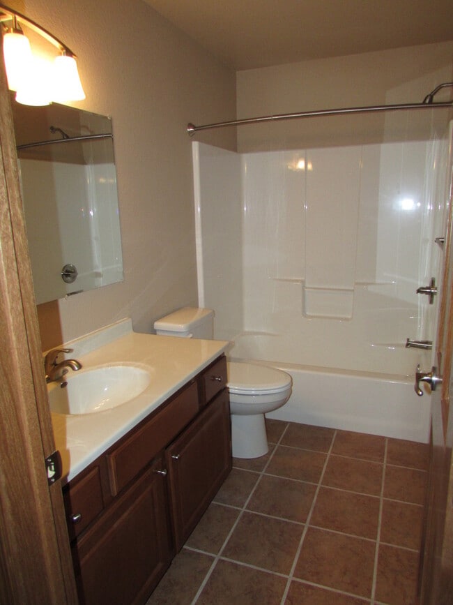 Building Photo - 2 BEDROOM | 2 BATH | DOUBLE GARAGE | SOUTH