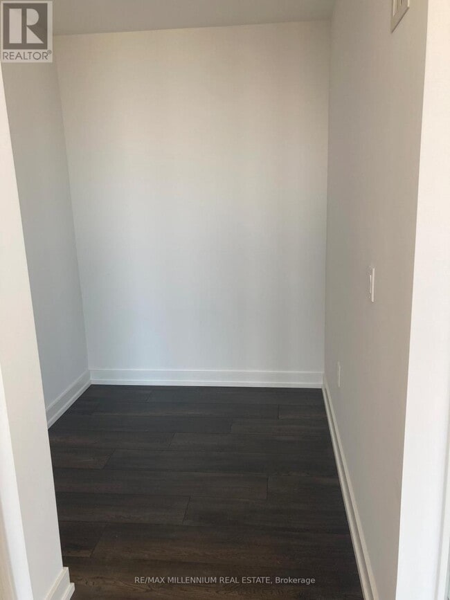 Photo du bâtiment - 801 The Queensway