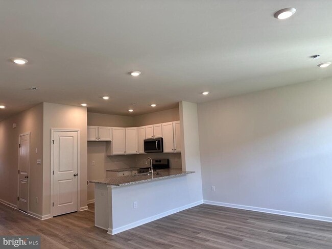 Building Photo - 8 Elenor Ln
