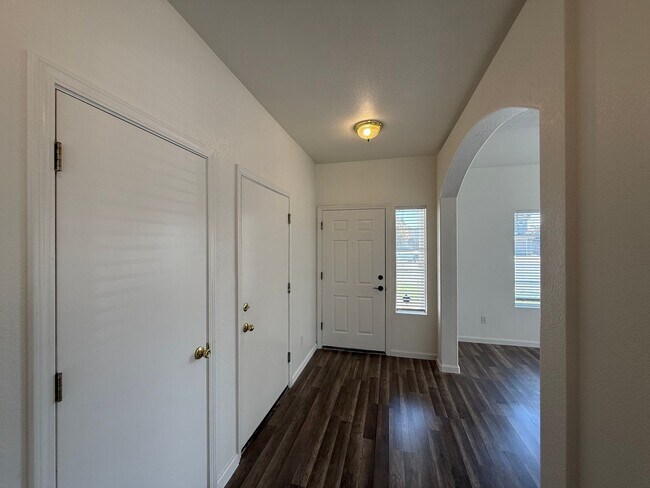 Foto del edificio - 4-bedroom two story home in Sylvan School ...
