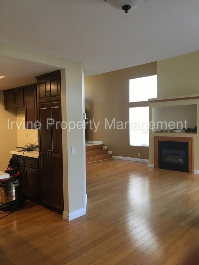 Building Photo - Lovely Lake Forest Home!