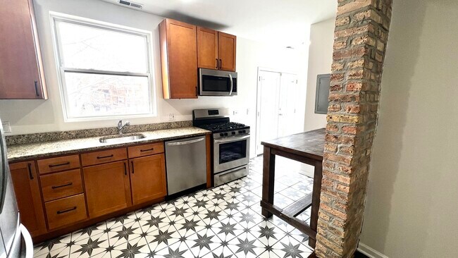 Building Photo - 2702 N Artesian Ave