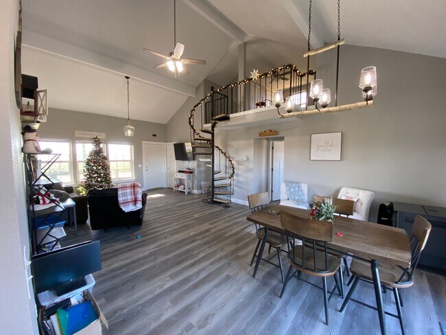 Building Photo - a Cozy 2 acres home in Ozark
