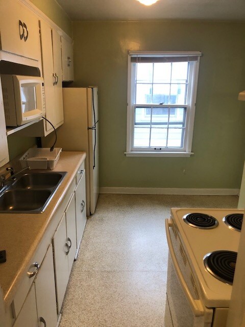 Kitchen - 4881 N Navajo Ave