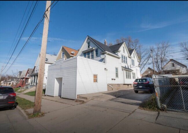 Building Photo - 2474 S 6th St