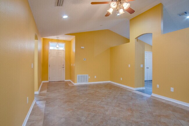 Foto del edificio - Spacious 3BR with Sunroom & Eat-In Kitchen – Holsberry Estates