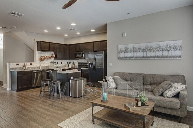 Foto del edificio - 240 W Juniper Ave