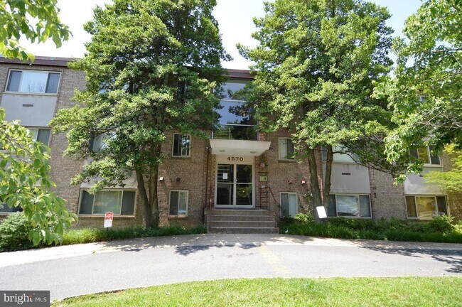 Foto del edificio - 4570 MacArthur Blvd NW