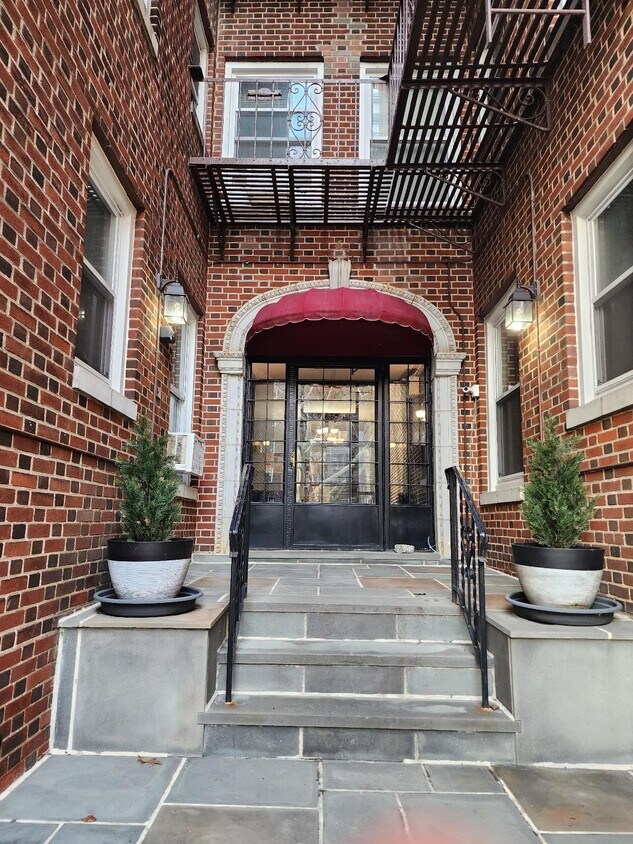 Primary Photo - 7411 JFK Blvd E