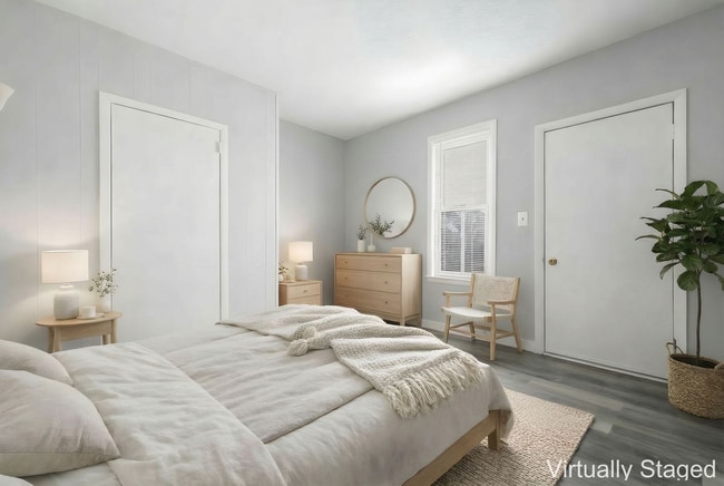 Building Photo - Freshly Updated Townhome Apartment!