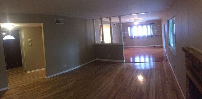 Foto del edificio - Spectacular Home Located in West Hills!