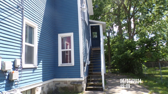 Building Photo - 633 W North St