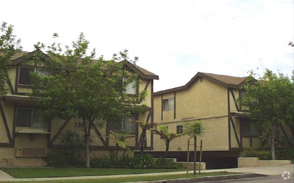 Building Photo - 133-139 Carr Dr