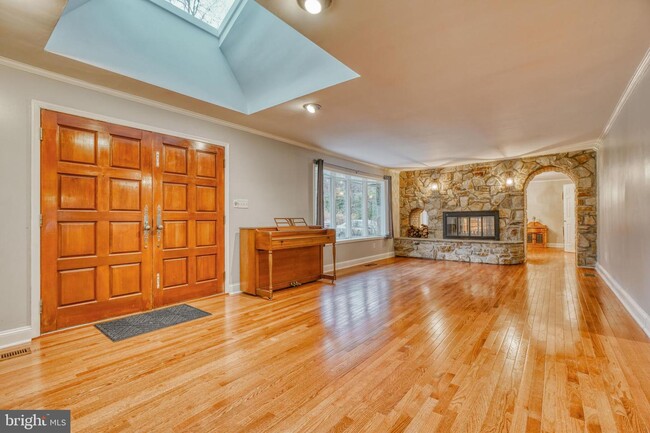 Building Photo - 1307 Hollins Ln