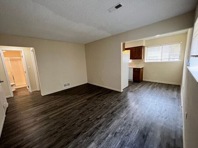 Foto del edificio - Updated 2 bed/2 bath townhome with garage ...