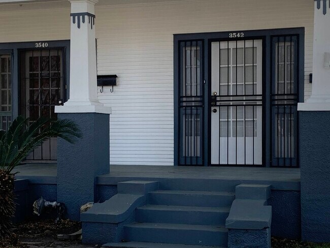 Foto del edificio - 3542 Touro St