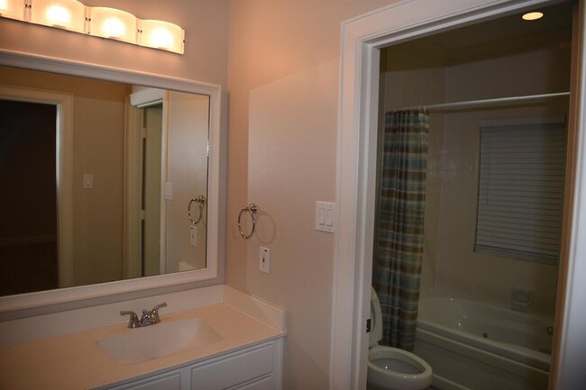 Building Photo - 2633 Westgate Dr