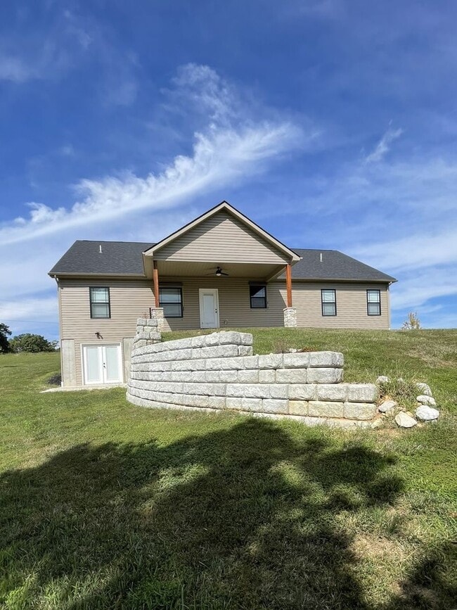 Building Photo - Beautiful 3 Bed / 2 Bath Home with 3-Car Garage!