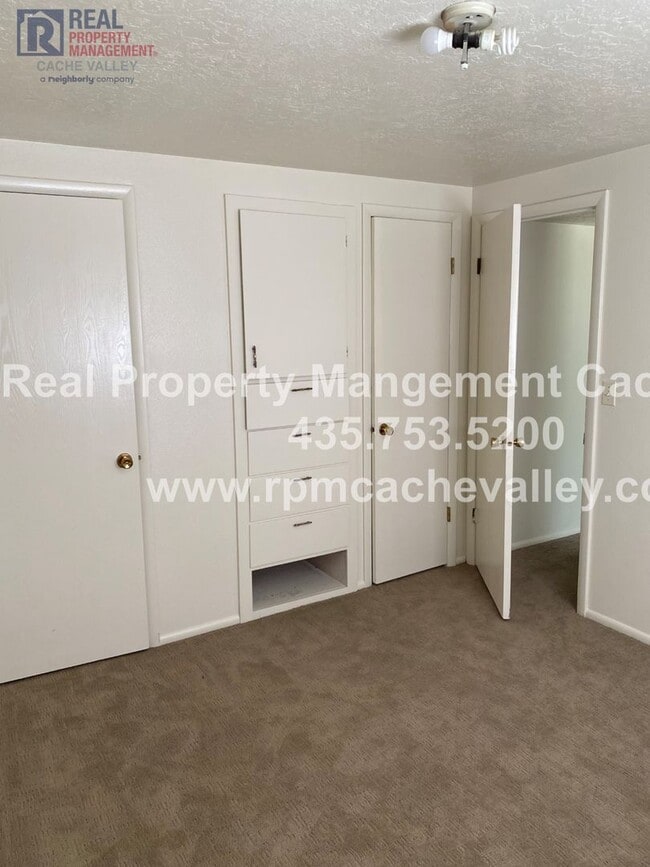 Building Photo - 271 Riverbend Rd
