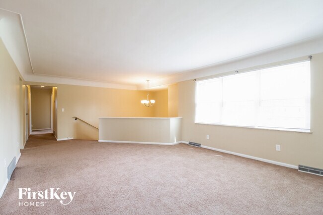 Foto del edificio - 8431 Bluebird Dr