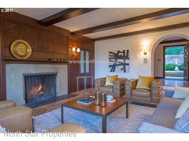 Building Photo - 4465 SW Greenleaf Dr