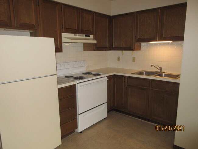 kitchen range + fridge - 13315 E Skyview Ave