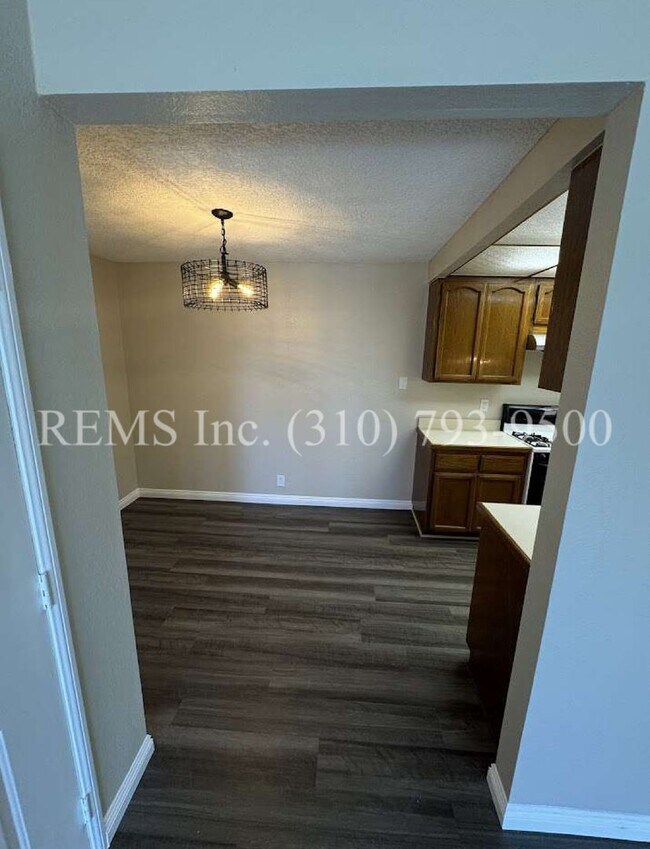 Building Photo - Renovated Upstairs Condo w/ Laundry and Ba...