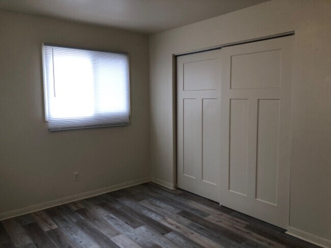 Building Photo - 4825 Lovell Ln