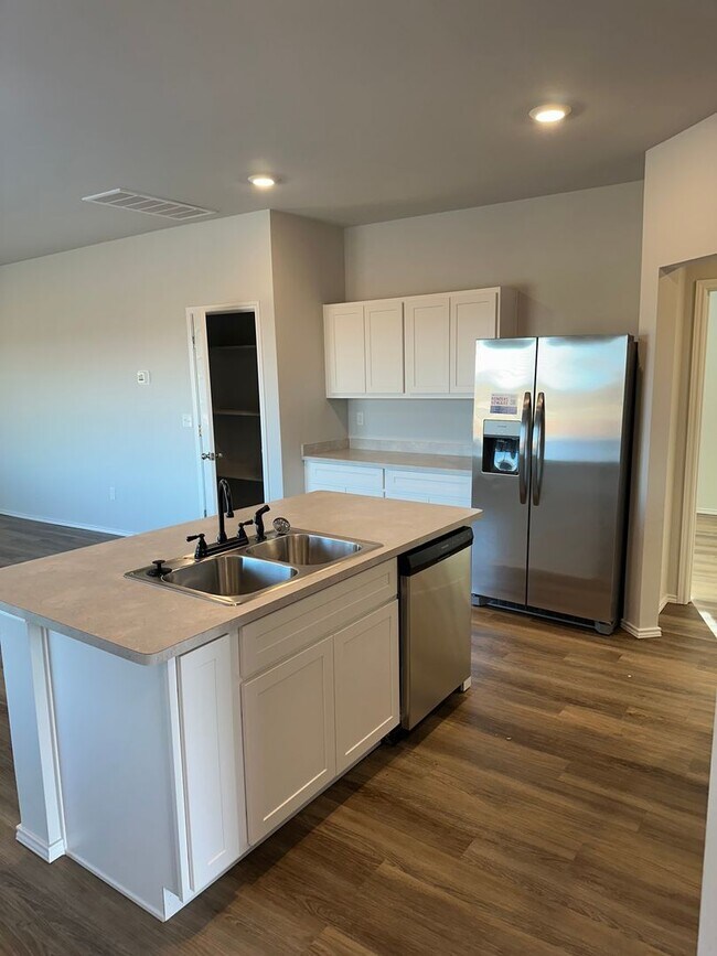 Foto del edificio - *Pre-leasing* NEWER Three Bedroom | Two Ba...