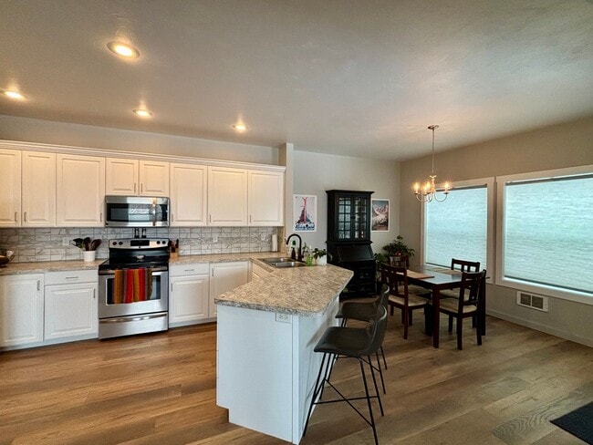 Building Photo - Victor - 4BR 3.5 Bath Townhouse Attached Garage