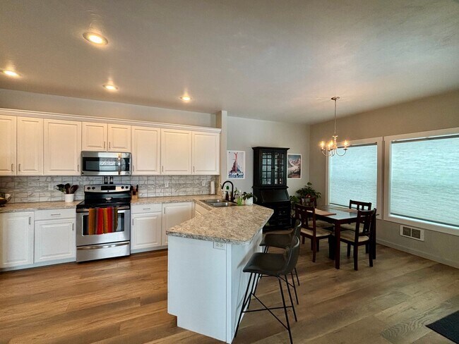 Foto del edificio - Victor - 4BR 3.5 Bath Townhouse Attached Garage