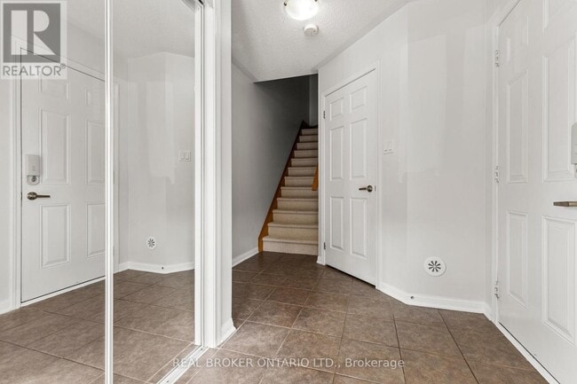 Building Photo - 879 Willingdon Crescent
