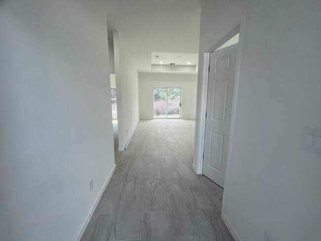 Foto del edificio - MODERN BRAND NEW 4BD/2BA RETREAT IN LEHIGH ACRES!