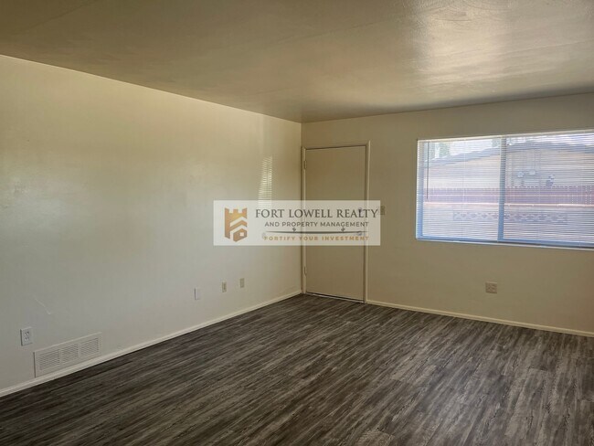 Building Photo - 1035-1037 E Knox Dr