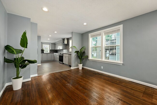 Foto del edificio - Move In Ready 5-Bedroom Home with Open Lay...