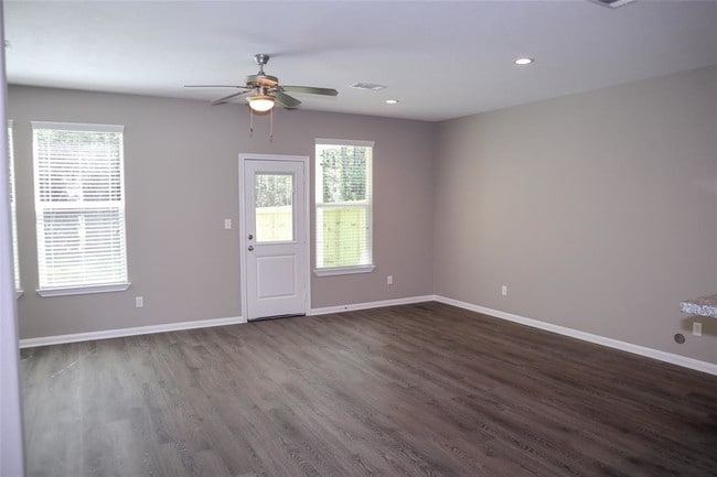 Building Photo - 118 Artesian Way