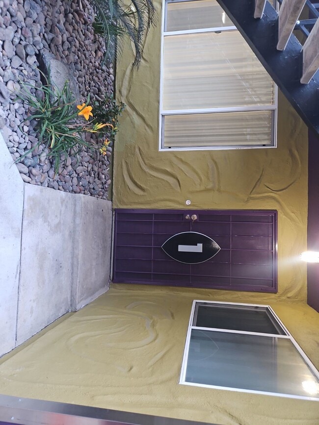 Building Photo - Beautifully renovated 2 bedroom 2 bath One car parking stall Laundry room onsite Courtyard Gated ...