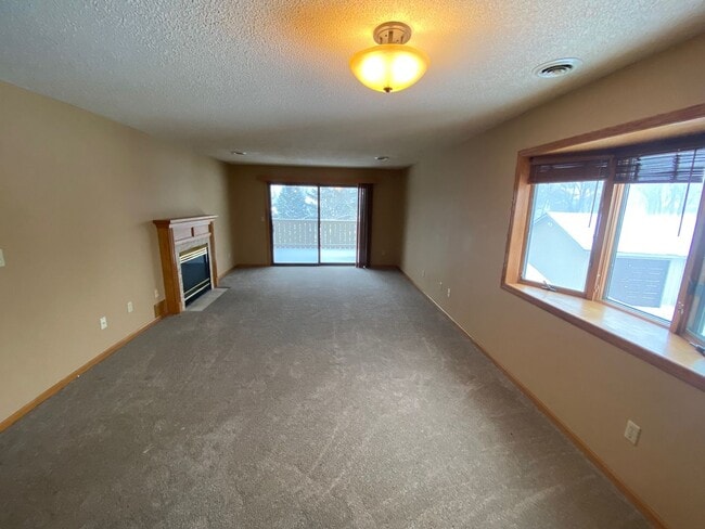 Foto del edificio - Top Floor Condo Available March 1, Open Floor Plan, Balcony, Fireplace, Walk-in Closet, 2 Baths, ...